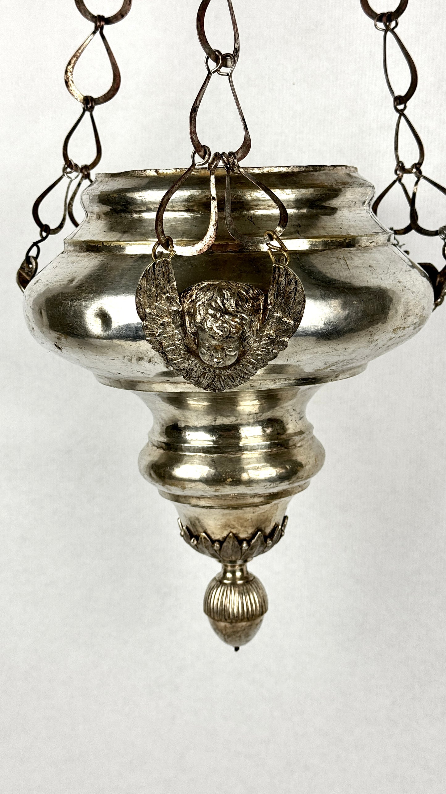 Lustre de sanctuaire XIXe siècle en laiton argenté, décor d’anges 78 cm