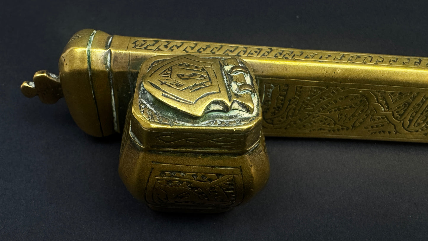 Divit qalamdan, encrier de voyage oriental XIXe bronze gravé 21,5 cm