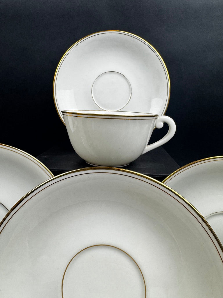 Service de 6 tasses à thé et sous tasses en porcelaine de Limoges A. Vignaud à filet or