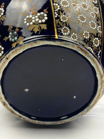 Cache-pot en porcelaine de Limoges décor émaillé or et fleurs relief bleu de Four