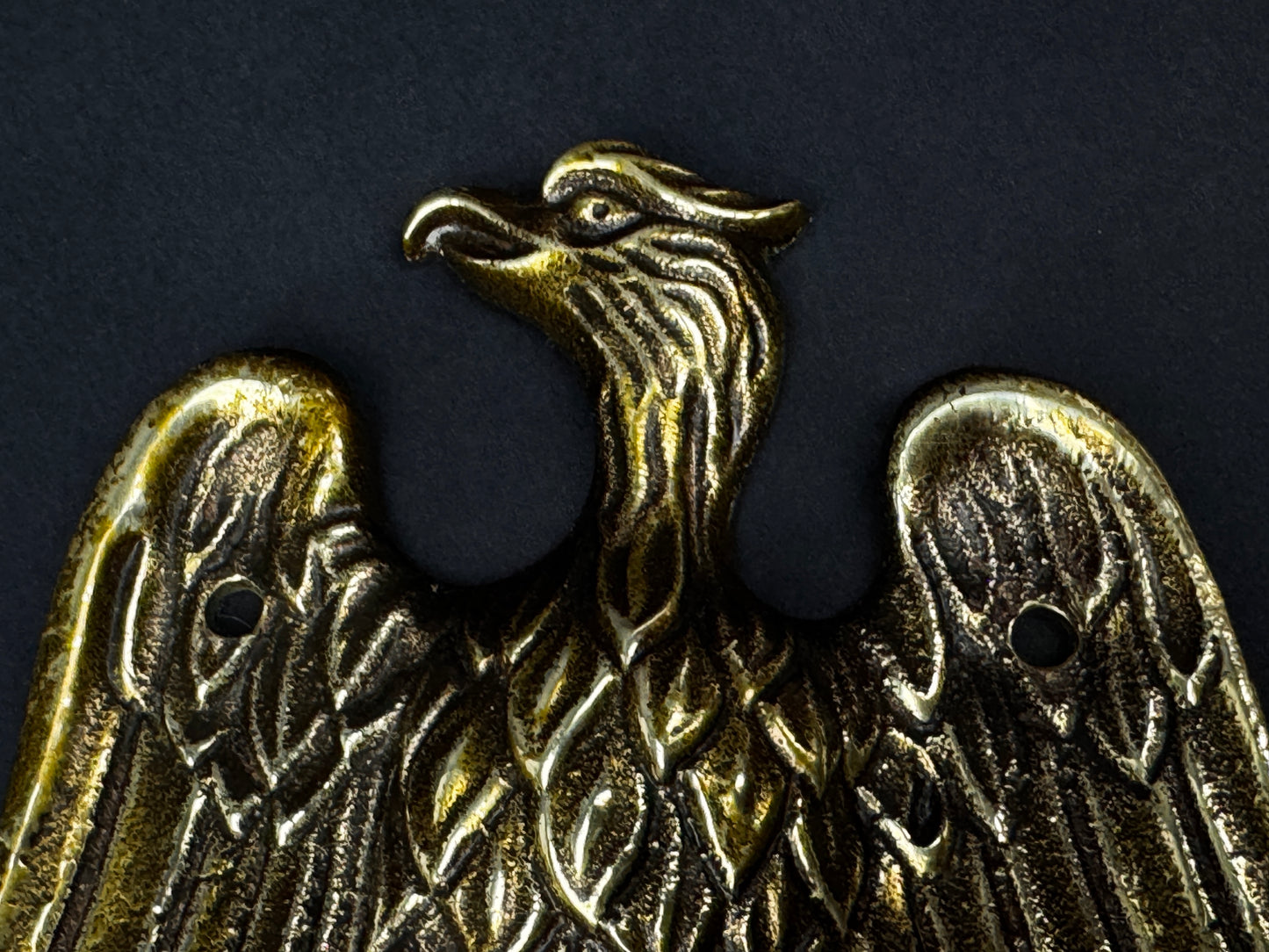 Patère murale en bronze à décor d’aigle et mascarons – style Empire
