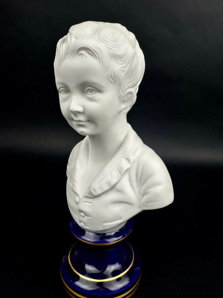 Paire de bustes Enfants Brongniart en biscuit de porcelaine de Limoges sur base bleu cobalt et or
