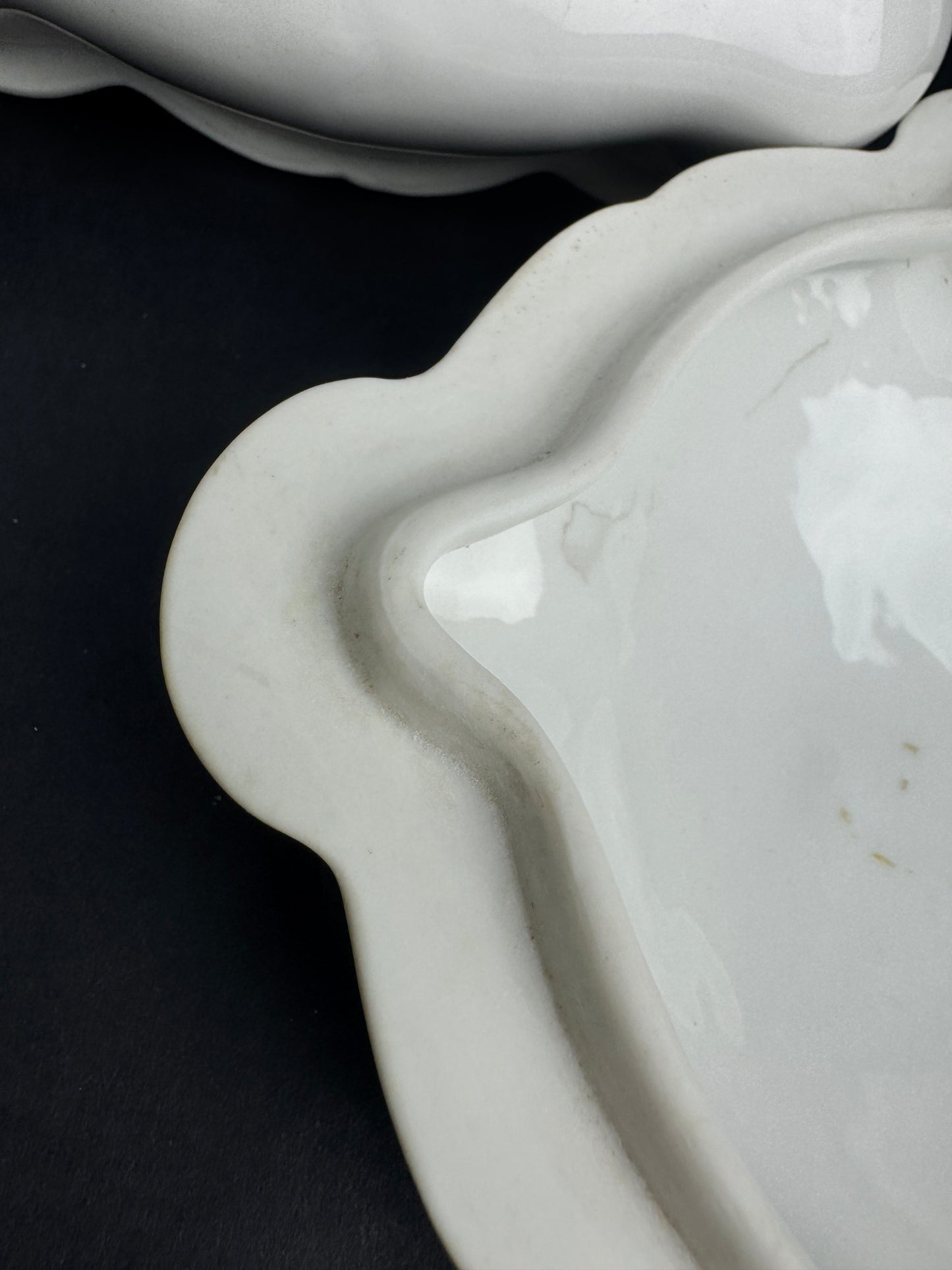 Boîte carrée Tharaud Limoges, décor putti en camaïeu bleu