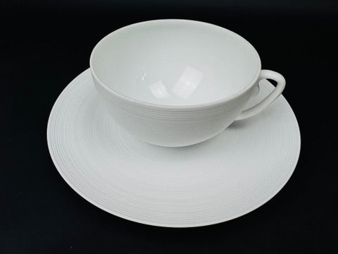 Suite de 4 tasses à déjeuner et crémier J.L. Coquet Hémisphère White Satin