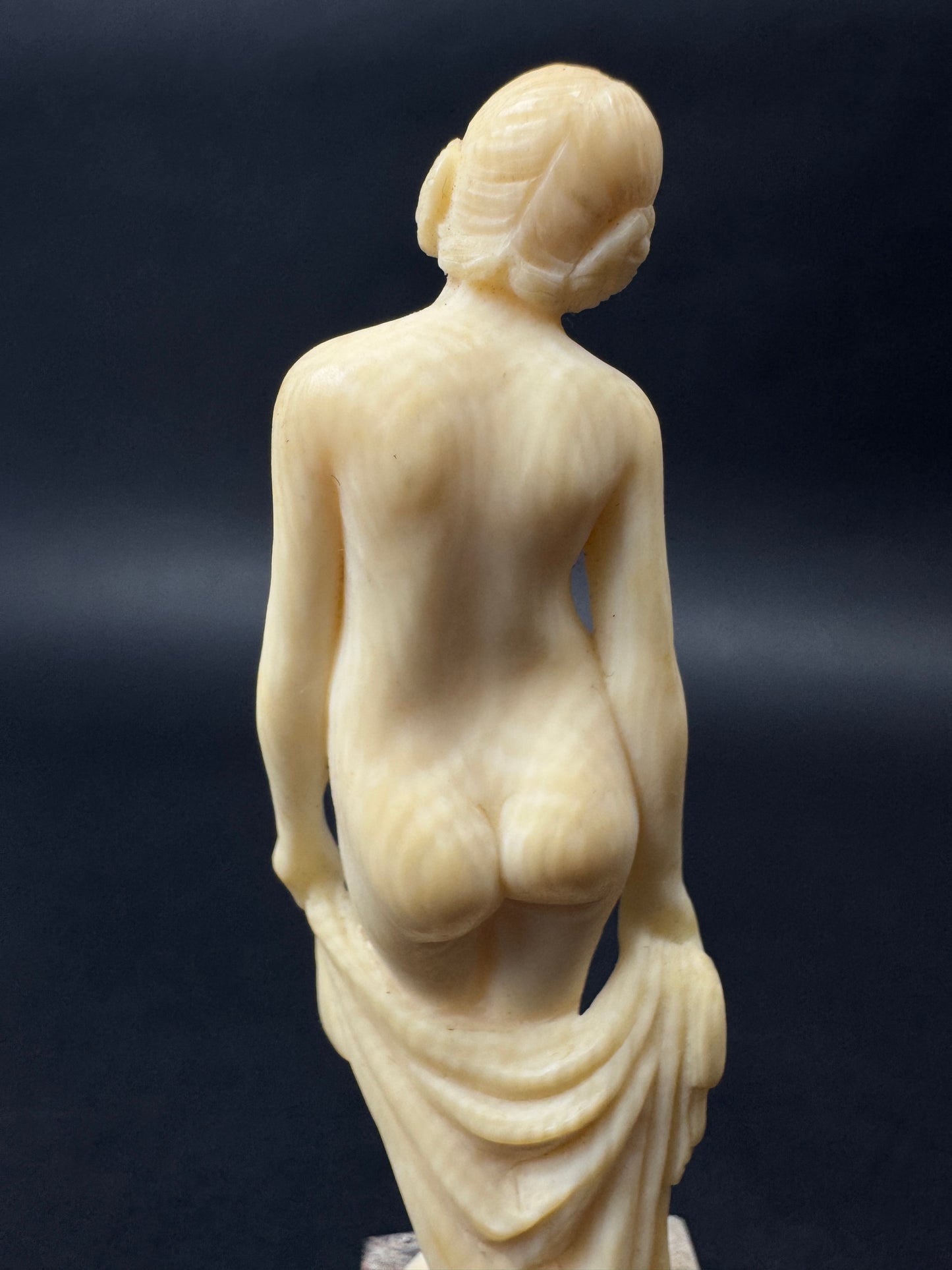 D. Chiparus (1886-1947) – Jeune femme nue, vers 1930 – Sculpture Art Déco sur socle en marbre rose
