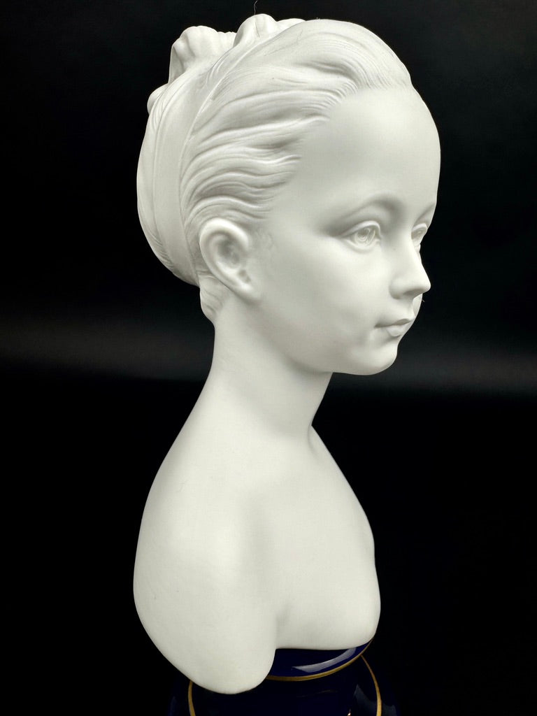 Paire de bustes Enfants Brongniart en biscuit de porcelaine de Limoges sur base bleu cobalt et or