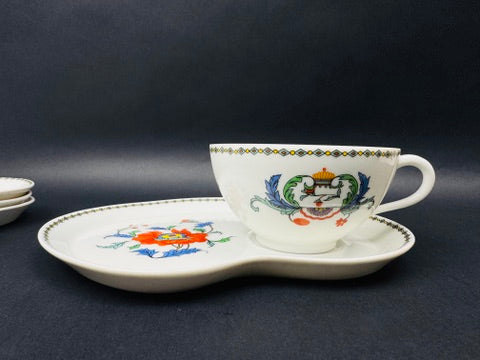 Suite de 4 tasses à déjeuner Porcelaine de Paris modèle Pavot