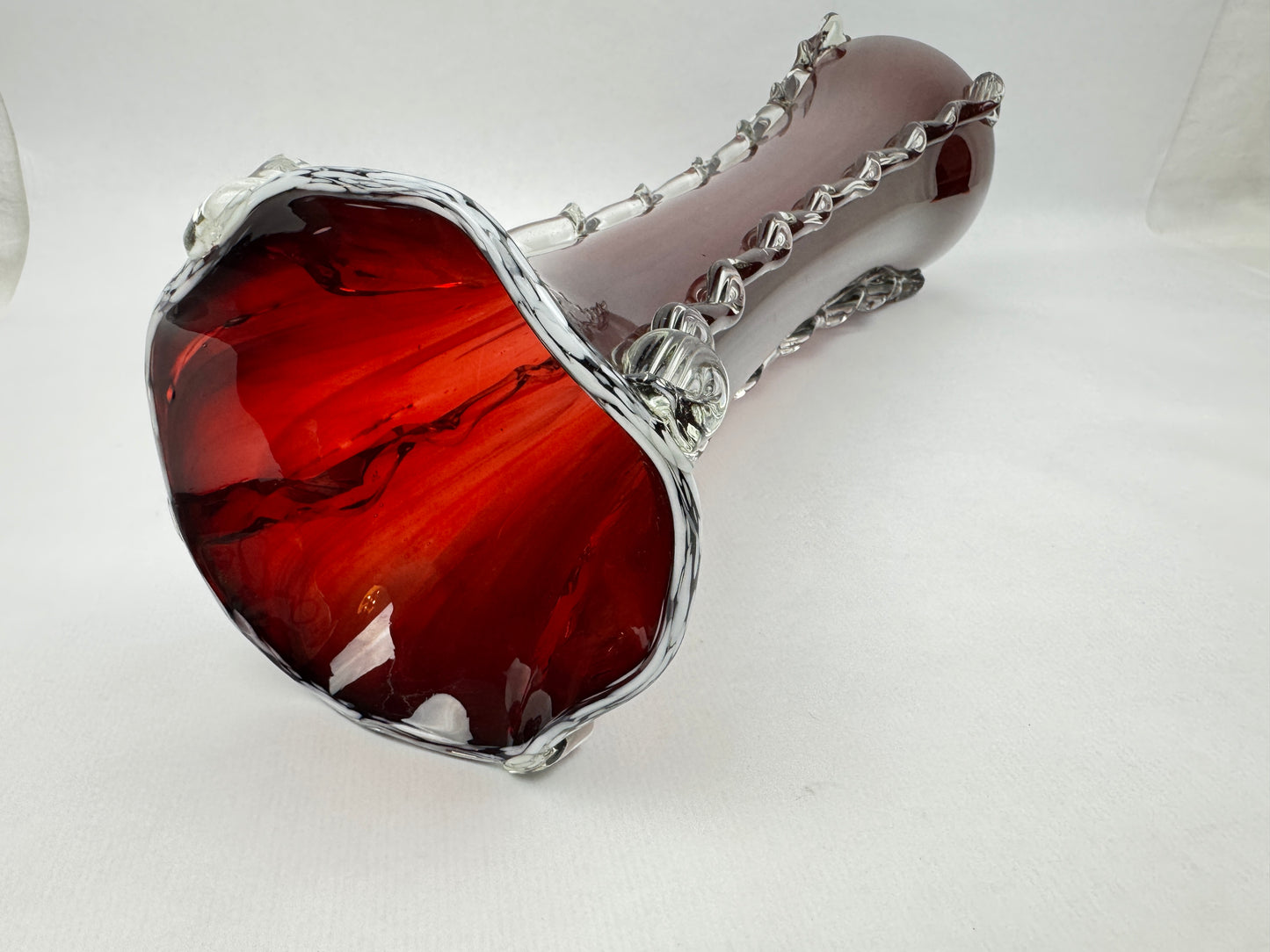 Vase en verre rouge rubis 50 cm décor appliqué clair style Murano