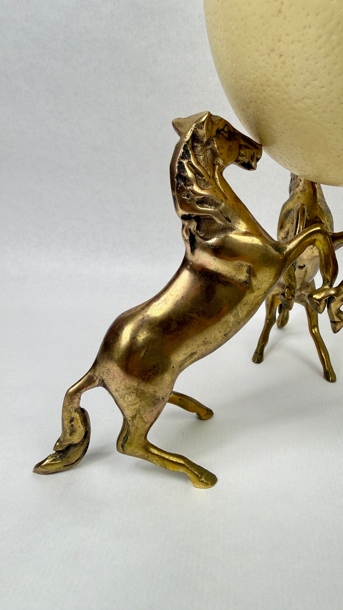 Grand oeuf d'autruche sur support aux trois chevaux cabrés en laiton vintage