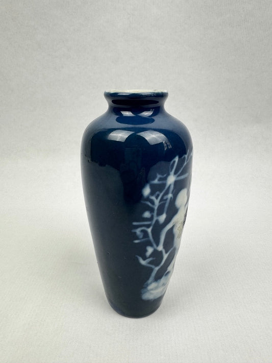 Vase Tharaud Limoges bleu de four à décor en réserve d’un putto