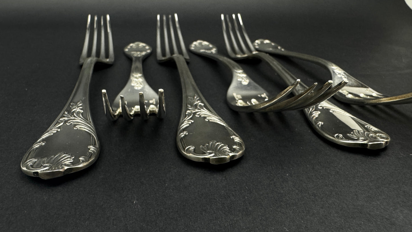 Lor de 6 fourchettes Christofle modèle Marly, longueur 20,5 cm, métal argenté, état proche du neuf.