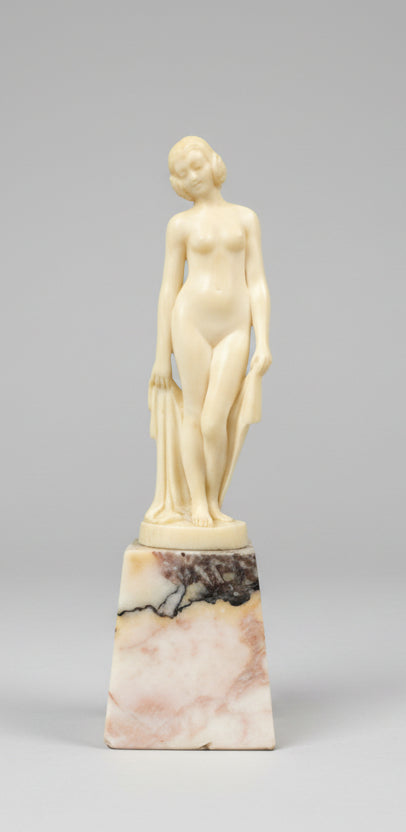 D. Chiparus (1886-1947) – Jeune femme nue, vers 1930 – Sculpture Art Déco sur socle en marbre rose