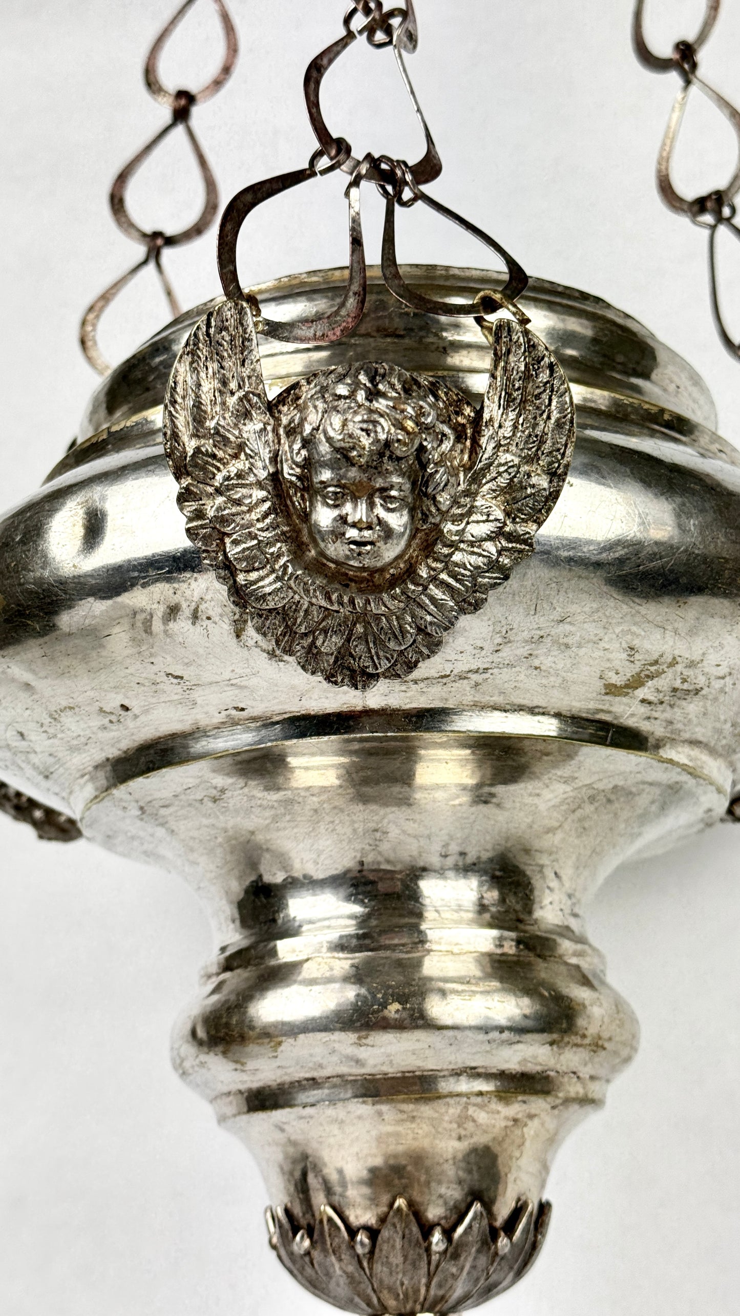 Lustre de sanctuaire XIXe siècle en laiton argenté, décor d’anges 78 cm