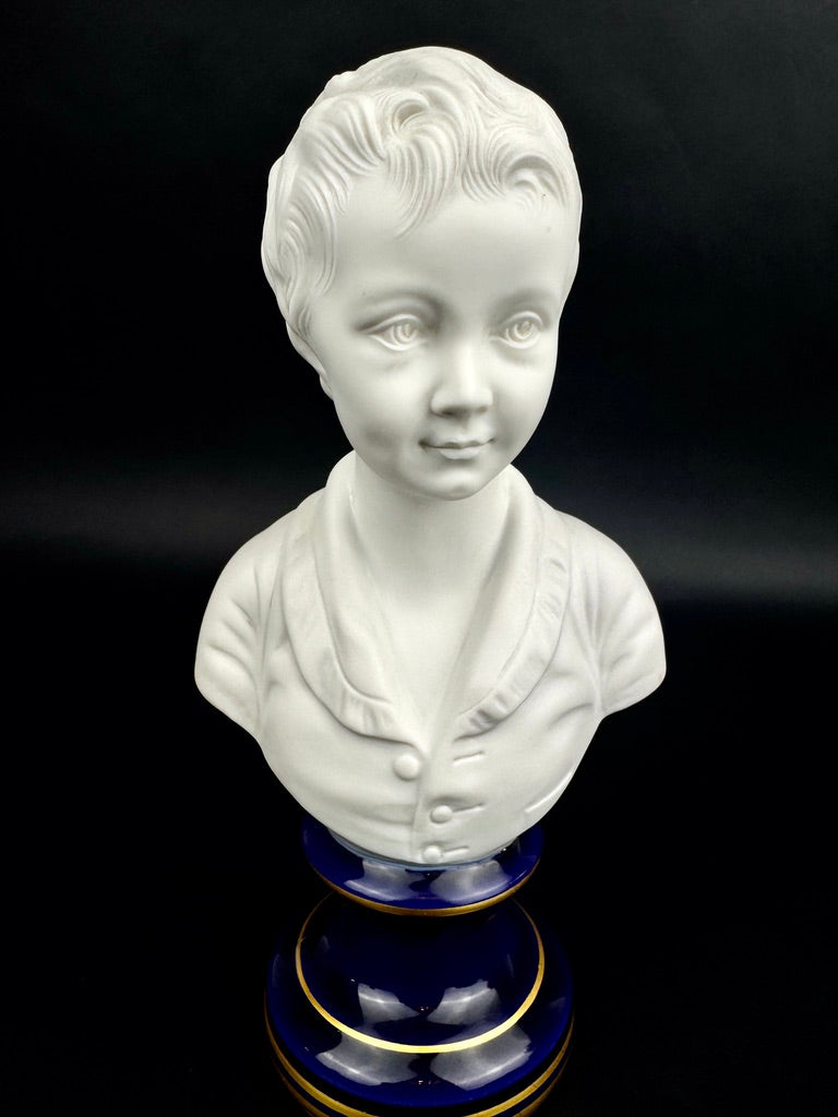 Paire de bustes Enfants Brongniart en biscuit de porcelaine de Limoges sur base bleu cobalt et or