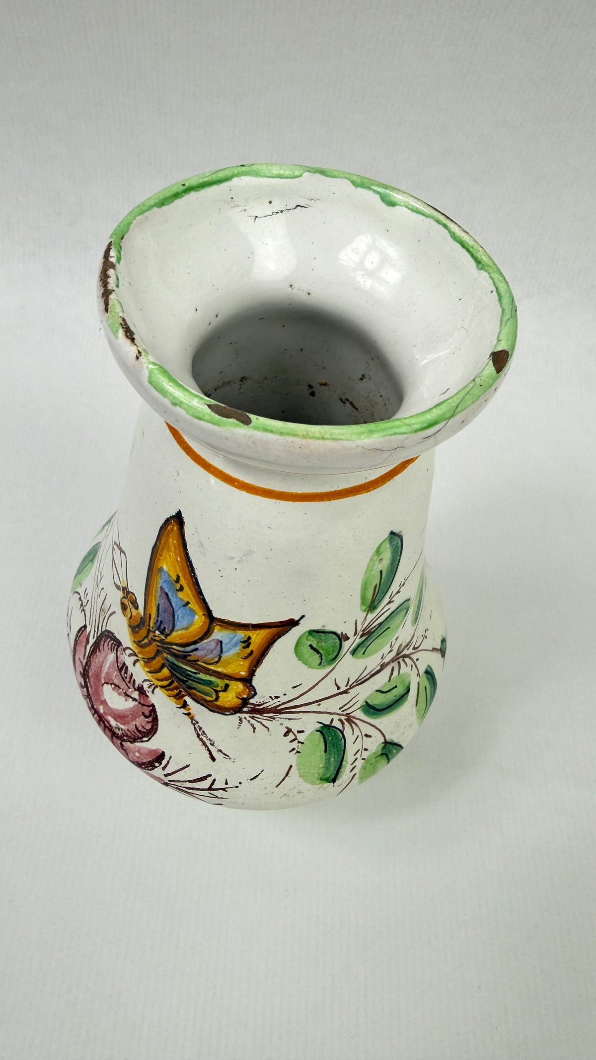 Ancien vase en faïence italien à décor de papillon et fleurs – 17 cm