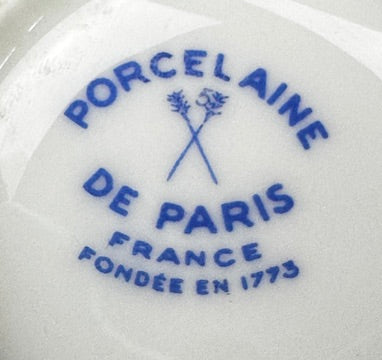Suite de 4 tasses à déjeuner Porcelaine de Paris modèle Pavot