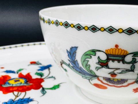Suite de 4 tasses à déjeuner Porcelaine de Paris modèle Pavot