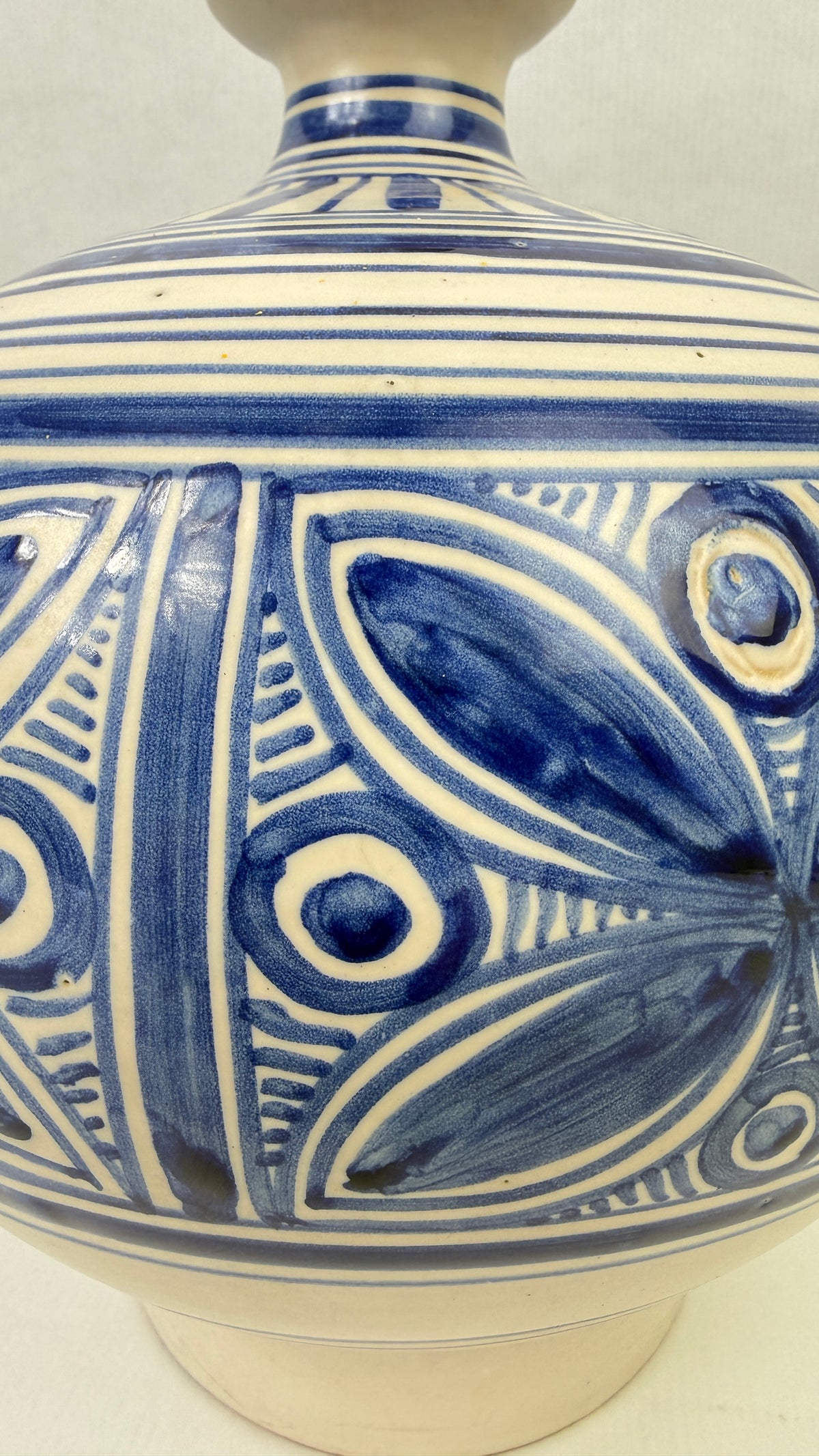 Lampe boule en céramique de Talavera La Menora bleu et blanc vintage