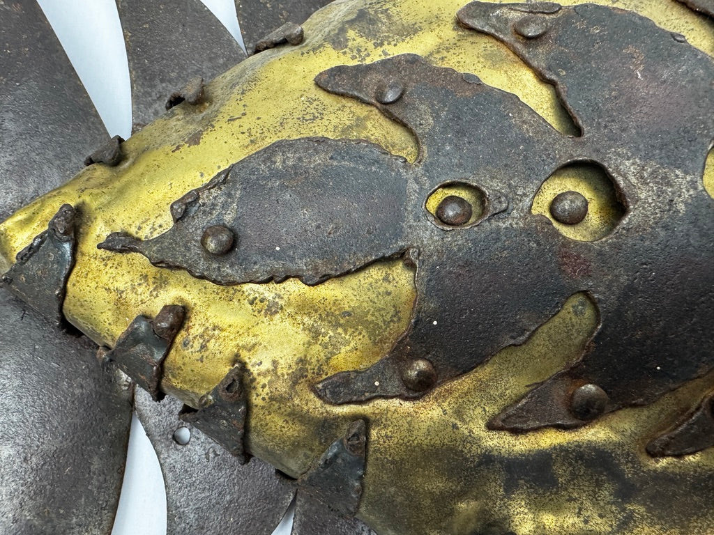 Sculpture murale poisson métal doré et fer riveté art brutaliste