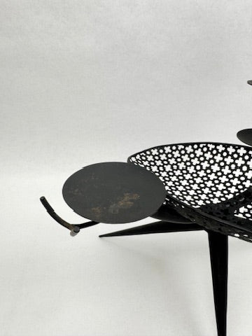 Chandelier sculpture en fer perforé motif trèfle style Mathieu Matégot 1950