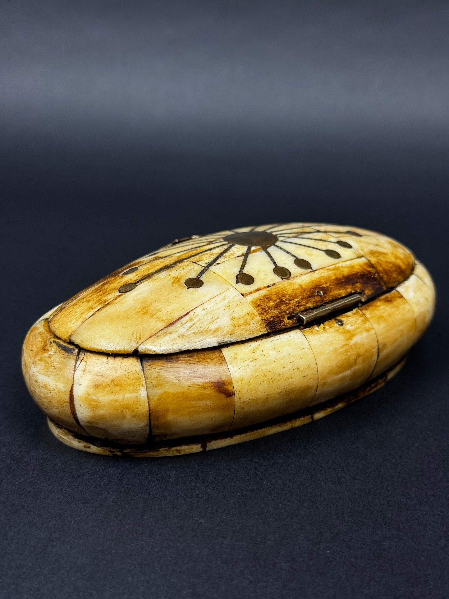 Boîte ovale ancienne en os et laiton, décor rayonnant – Inde, XIXᵉ siècle