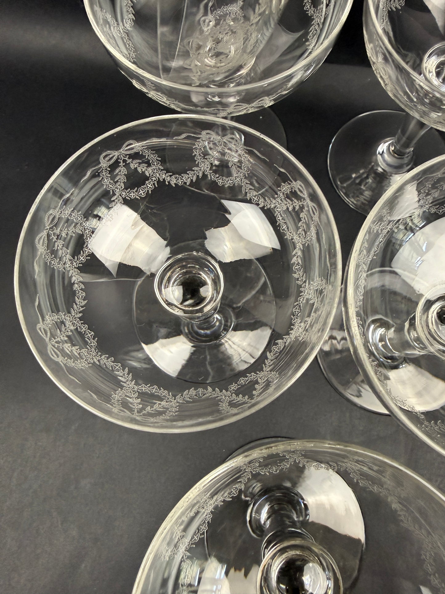 Suite de 6 coupes à champagne en cristal gravé, lot n°2