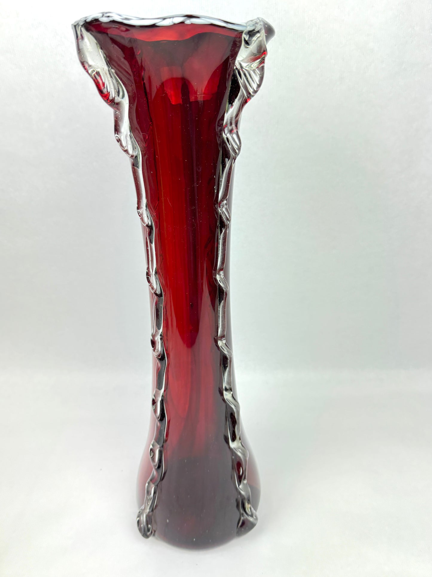 Vase en verre rouge rubis 50 cm décor appliqué clair style Murano