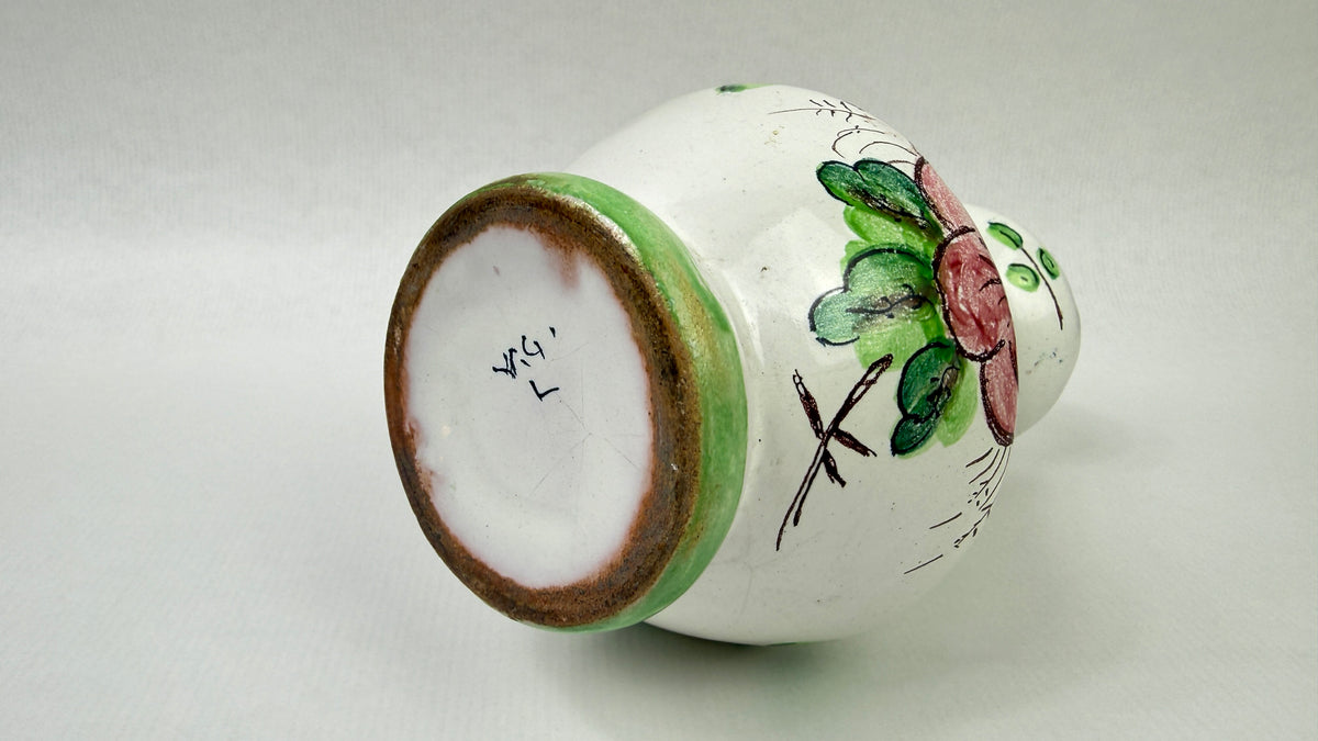 Ancien vase en faïence italien à décor de papillon et fleurs – 17 cm