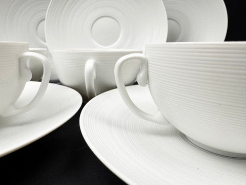 Suite de 4 tasses à déjeuner et crémier J.L. Coquet Hémisphère White Satin