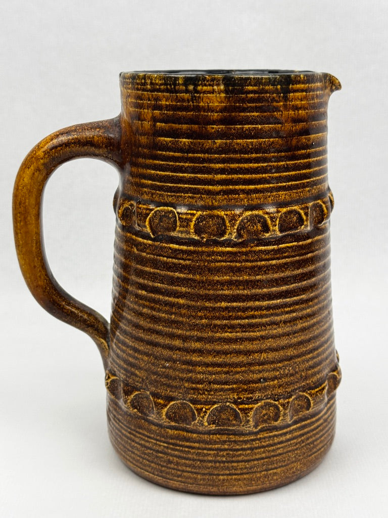 Grand pichet Accolay en grès émaillé brun, décor géométrique incisé – vers 1960