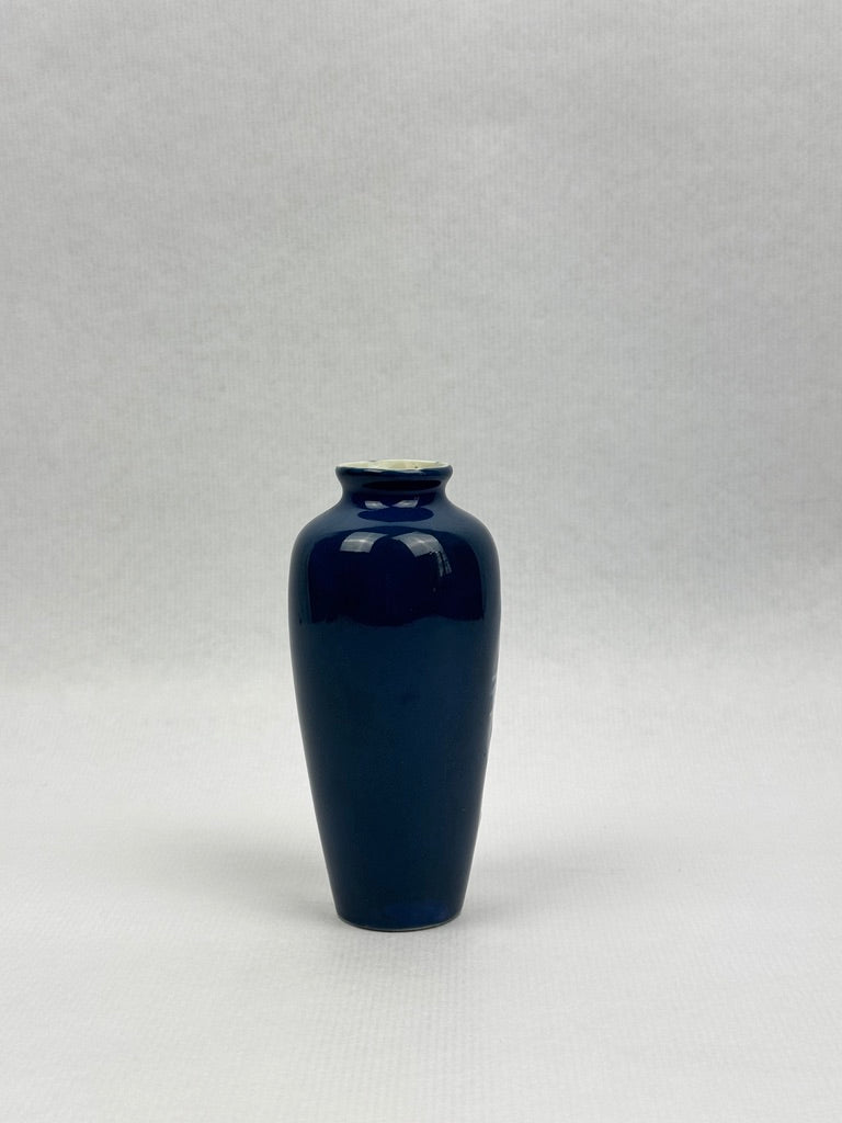 Vase Tharaud Limoges bleu de four à décor en réserve d’un putto