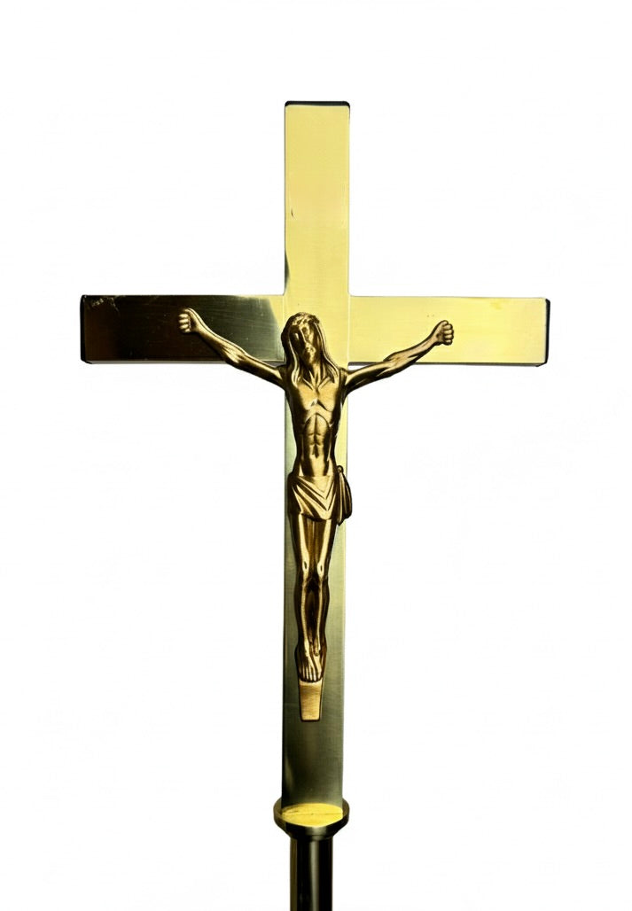 Ensemble liturgique chapelle mi-siècle laiton et polymère croix lampes bénitier