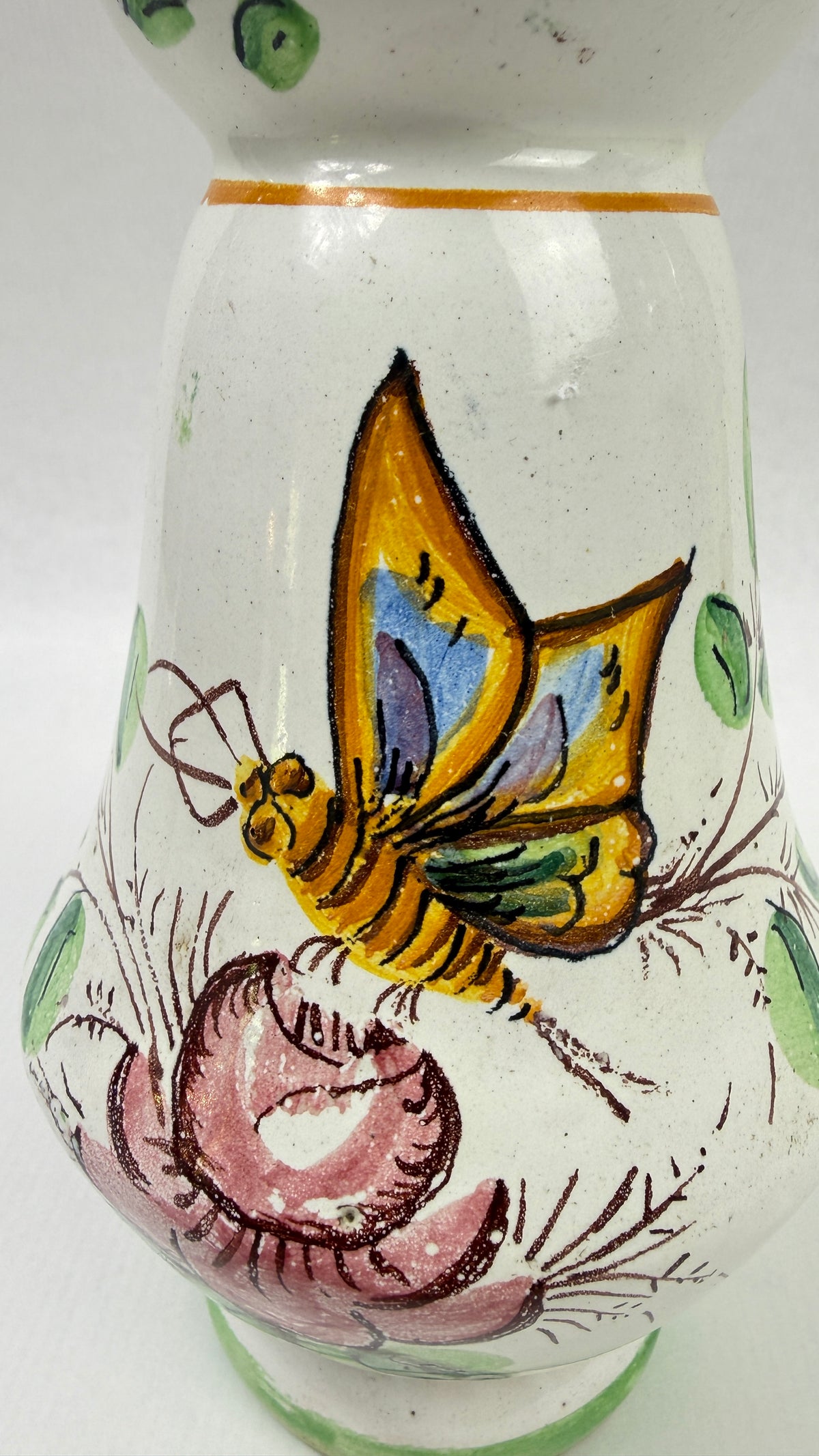 Ancien vase en faïence italien à décor de papillon et fleurs – 17 cm