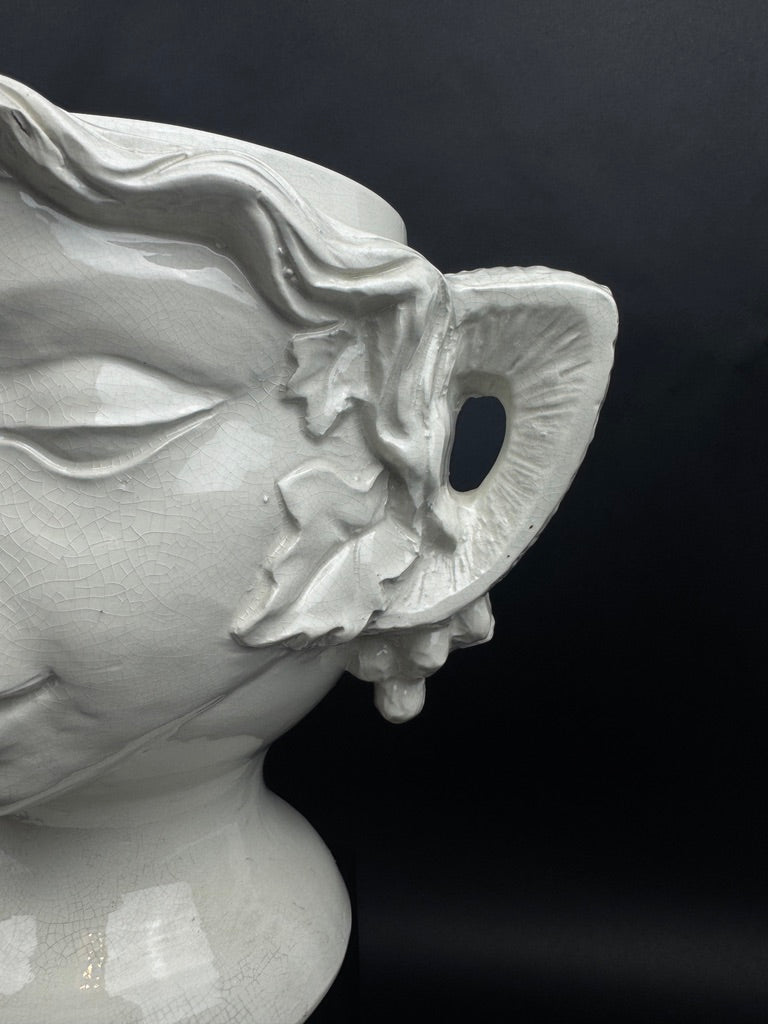 Grand cache pot faïence blanche têtes de faunes vers 1900