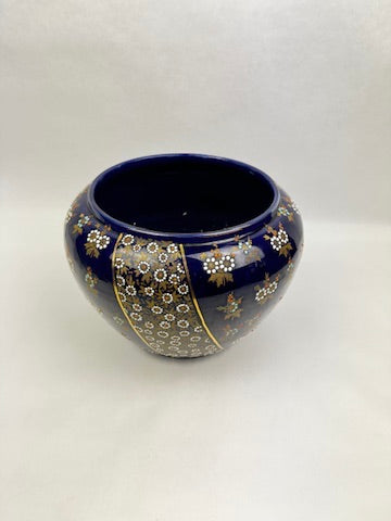 Cache-pot en porcelaine de Limoges décor émaillé or et fleurs relief bleu de Four