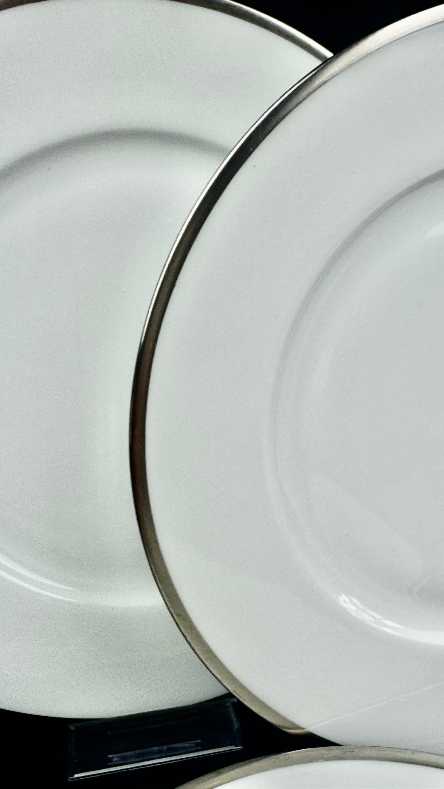 Raynaud, Fontainebleau Platine, suite de 6 assiettes à aile 25 cm