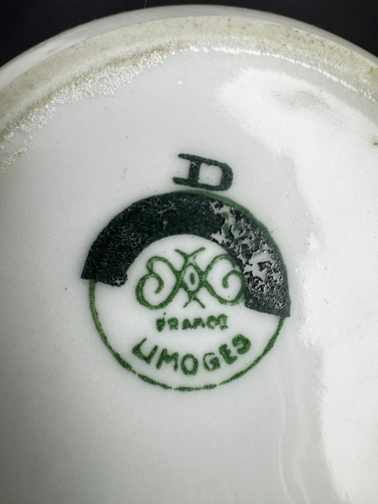 Service de 6 tasses à thé et sous tasses en porcelaine de Limoges A. Vignaud à filet or