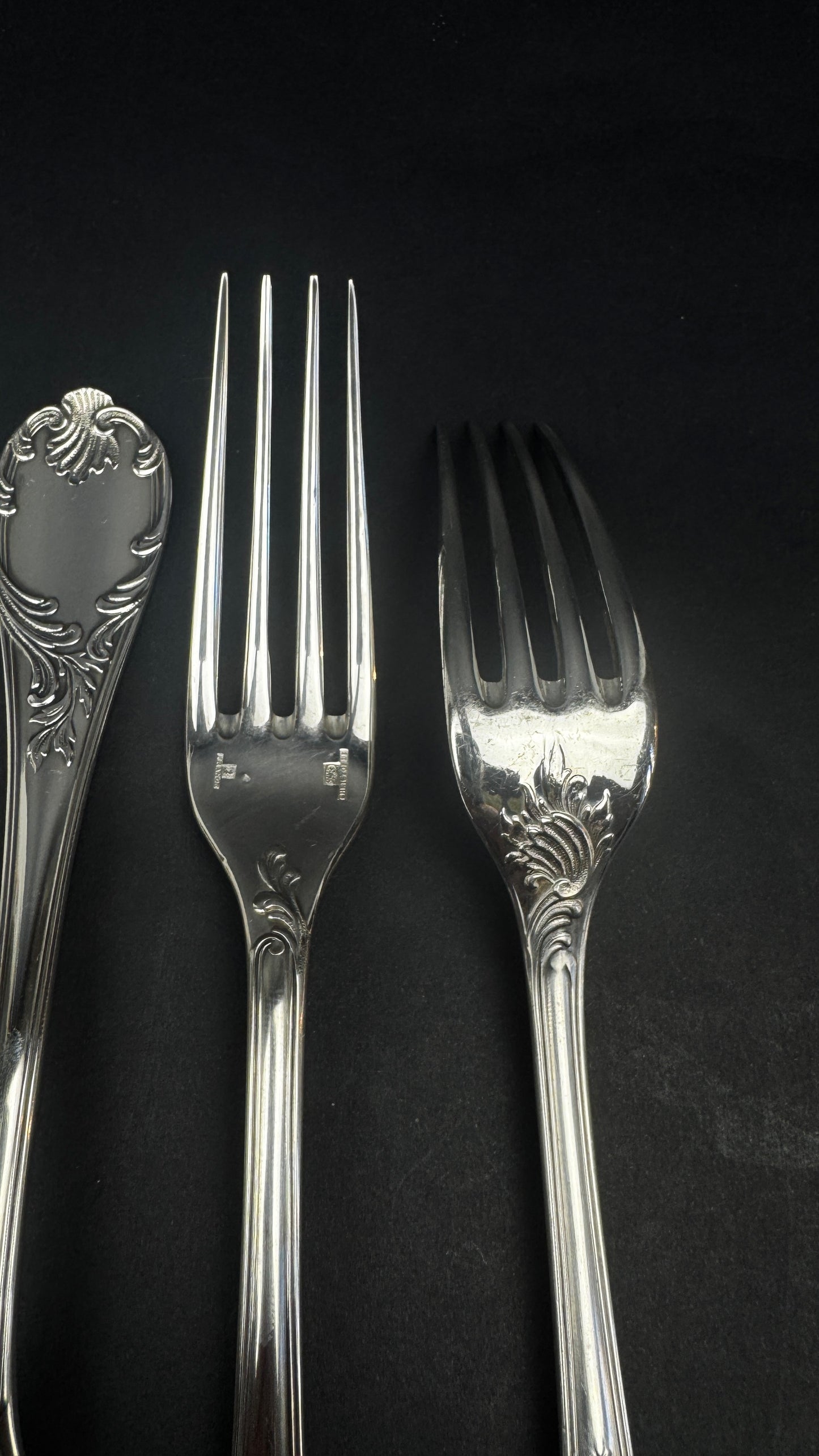 Lor de 6 fourchettes Christofle modèle Marly, longueur 20,5 cm, métal argenté, état proche du neuf.