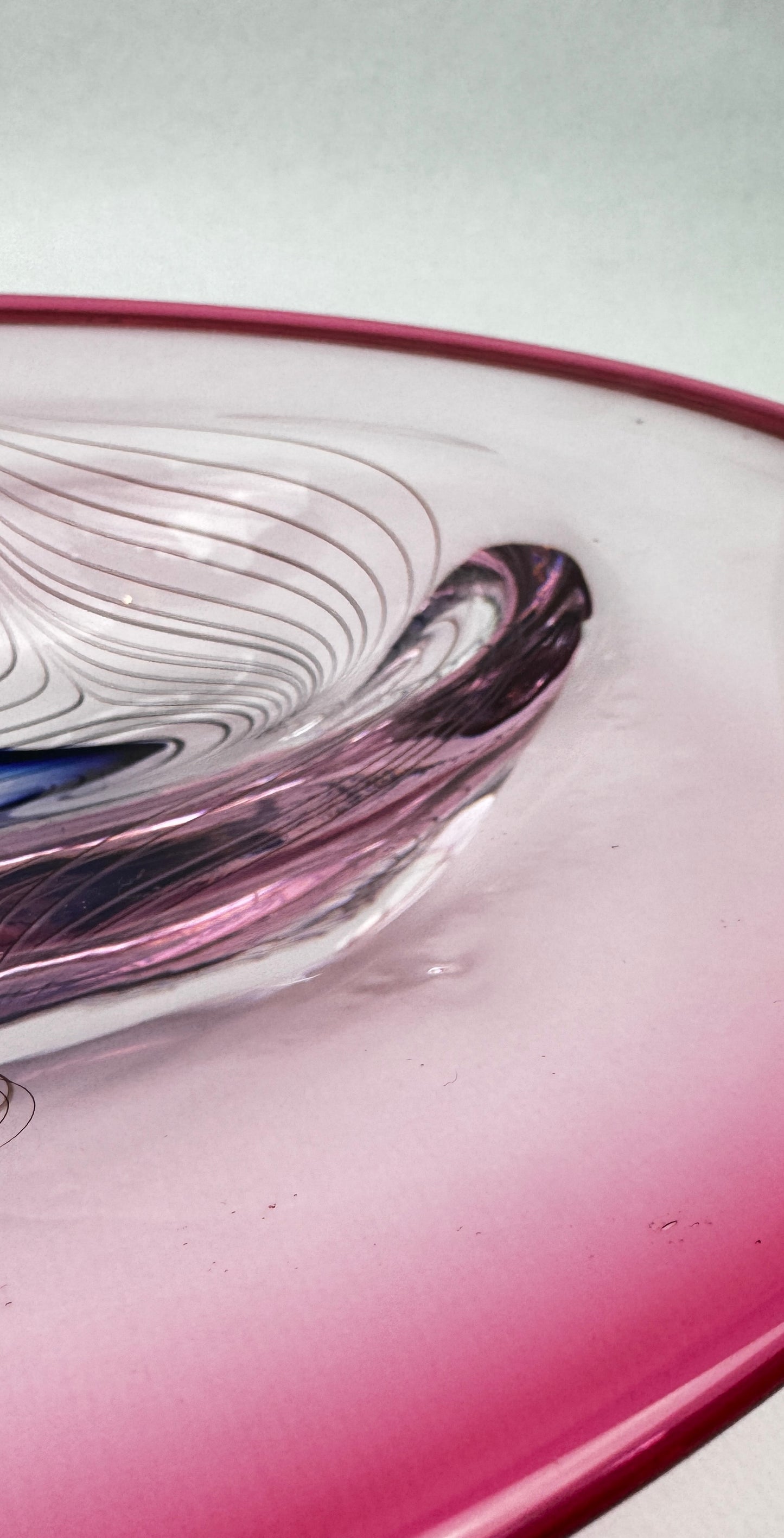 Coupe en verre d’art signée Adam Jabłoński – Studio glass polonais, fin XXe siècle
