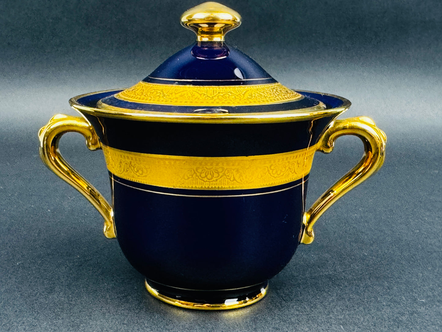 Service à café tête à tête bleu de Four et or Legle Limoges, porcelaine d’art