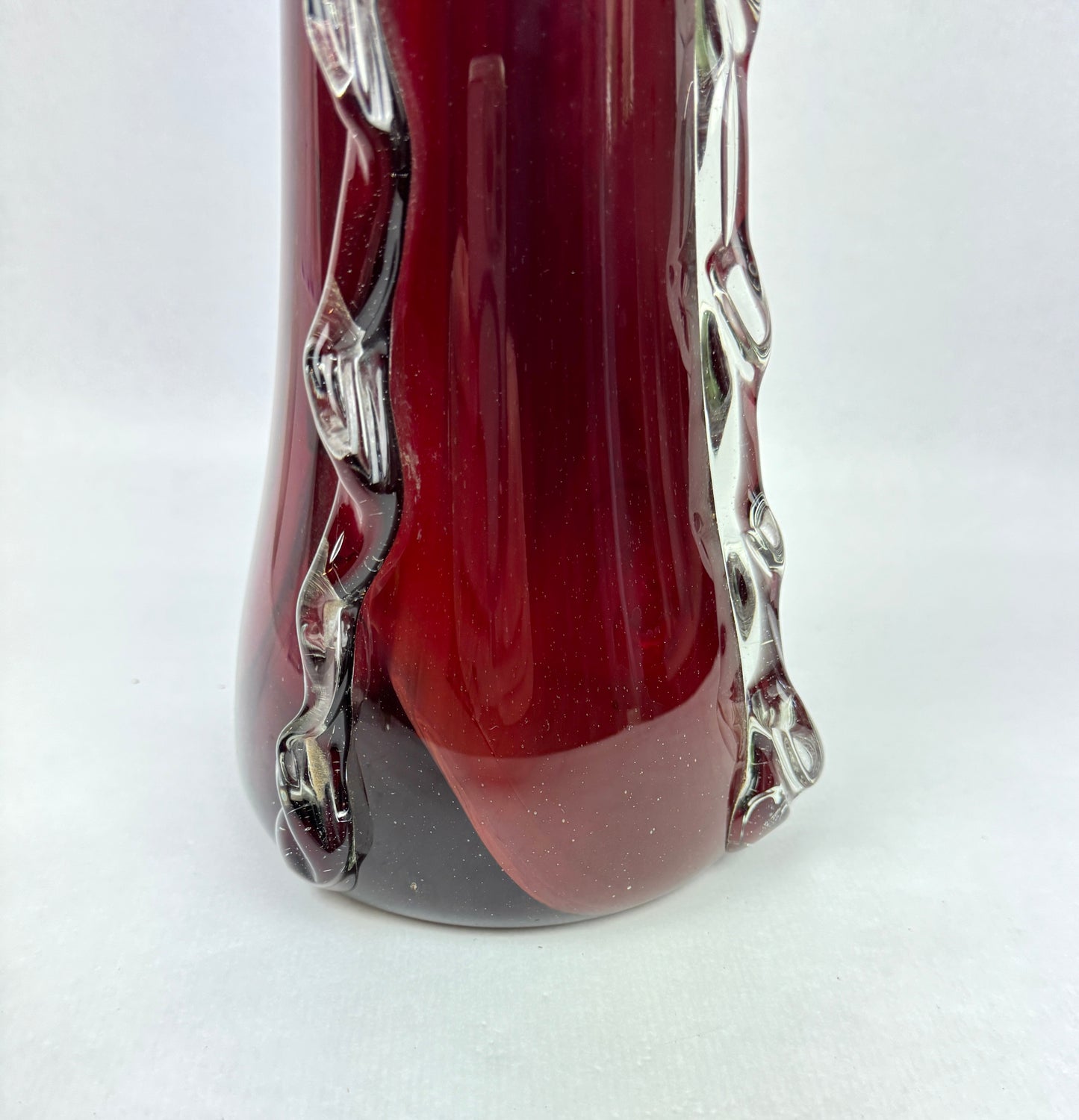 Vase en verre rouge rubis 50 cm décor appliqué clair style Murano