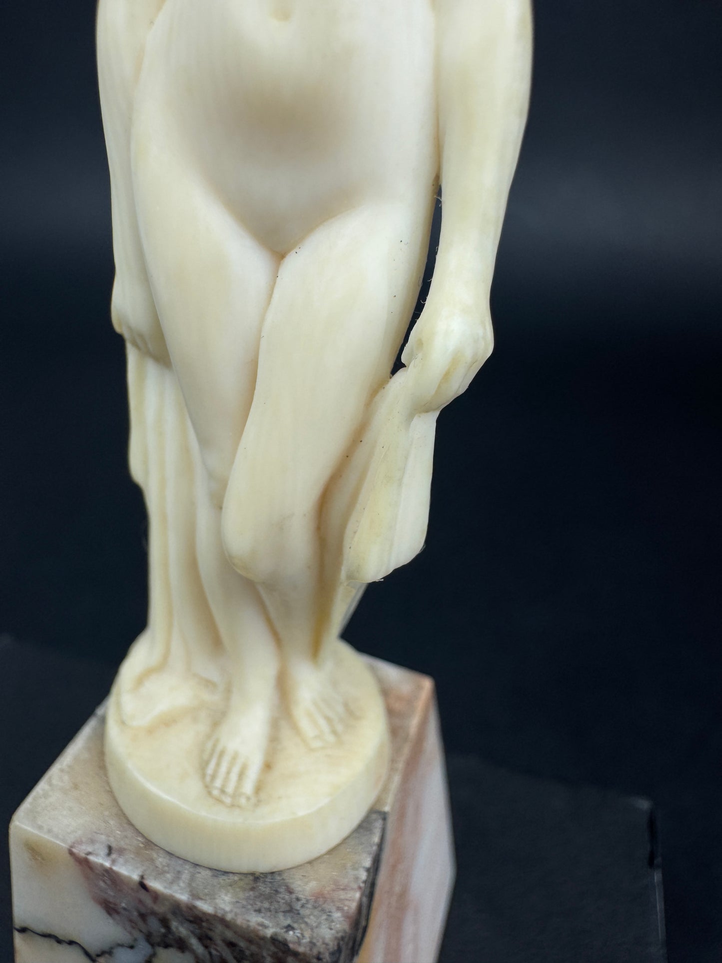 D. Chiparus (1886-1947) – Jeune femme nue, vers 1930 – Sculpture Art Déco sur socle en marbre rose