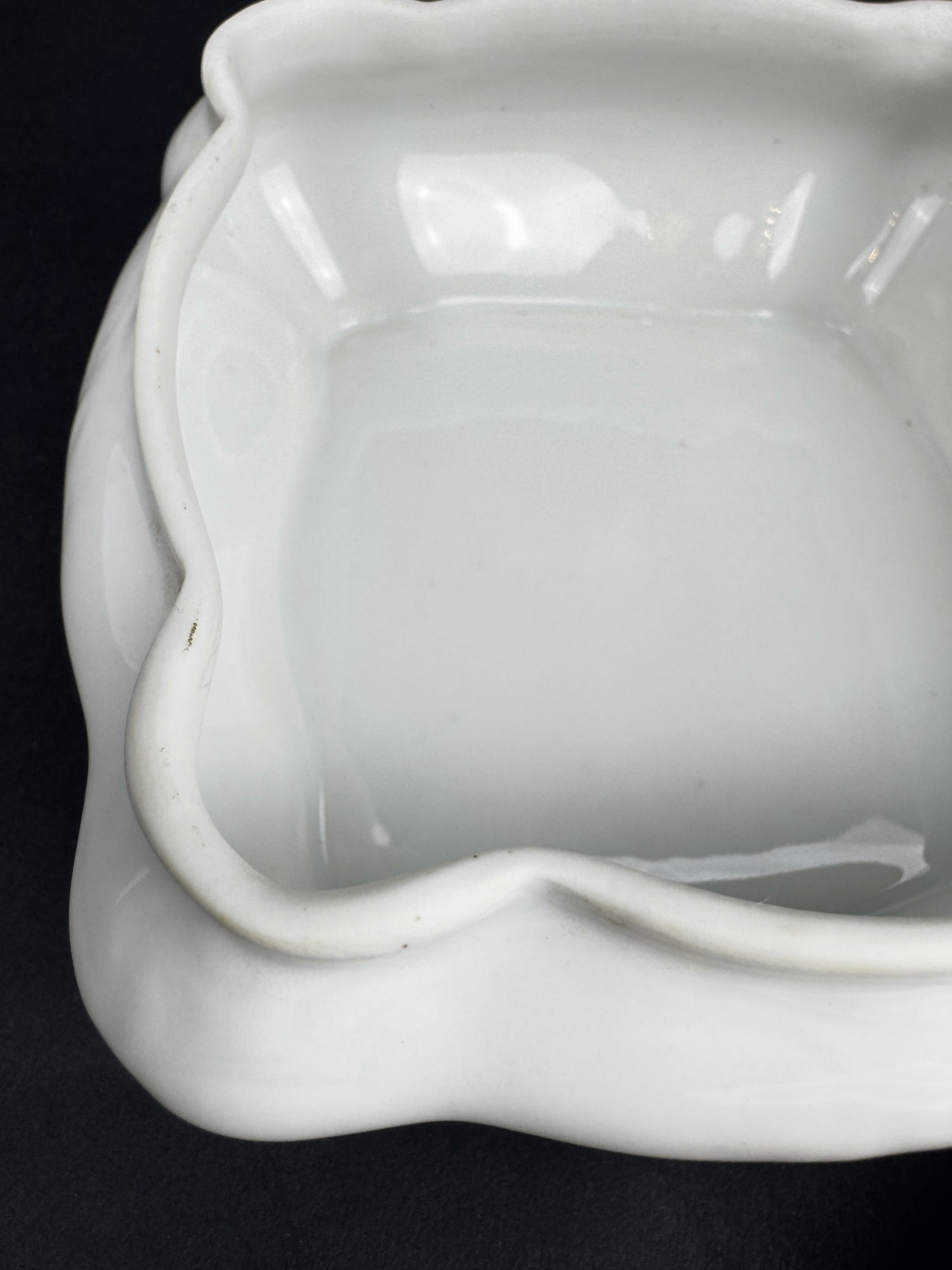 Boîte carrée Tharaud Limoges, décor putti en camaïeu bleu