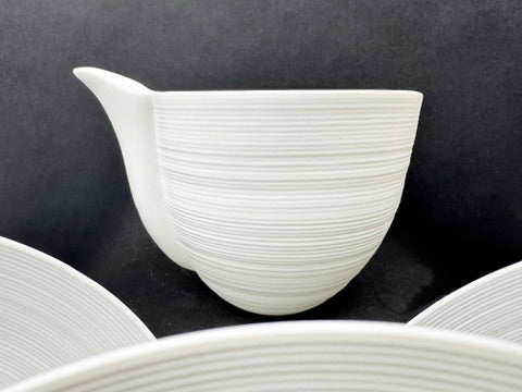 Suite de 4 tasses à déjeuner et crémier J.L. Coquet Hémisphère White Satin