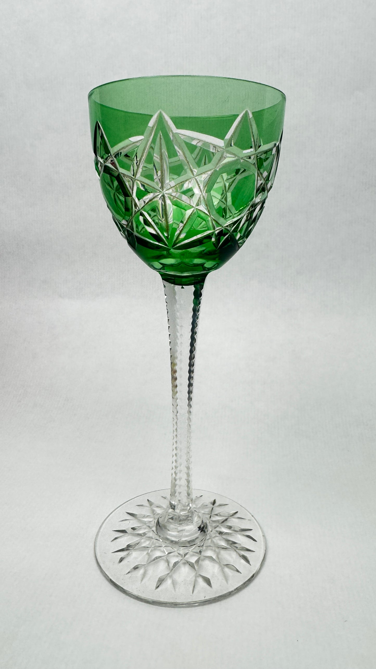 Suite de 5 verres anciens en cristal taillé doublé couleur 19 cm – Baccarat – Modèle S1136 – vers 1890