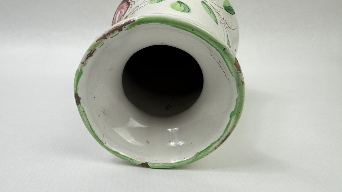 Ancien vase en faïence italien à décor de papillon et fleurs – 17 cm