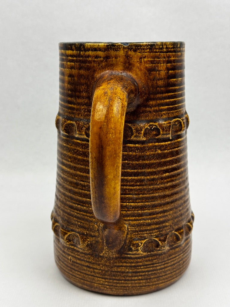 Grand pichet Accolay en grès émaillé brun, décor géométrique incisé – vers 1960