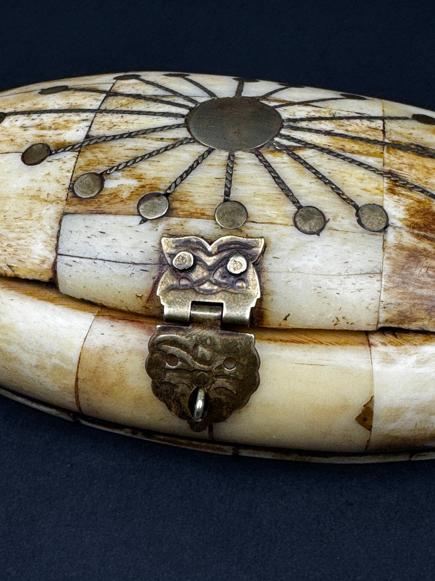 Boîte ovale ancienne en os et laiton, décor rayonnant – Inde, XIXᵉ siècle