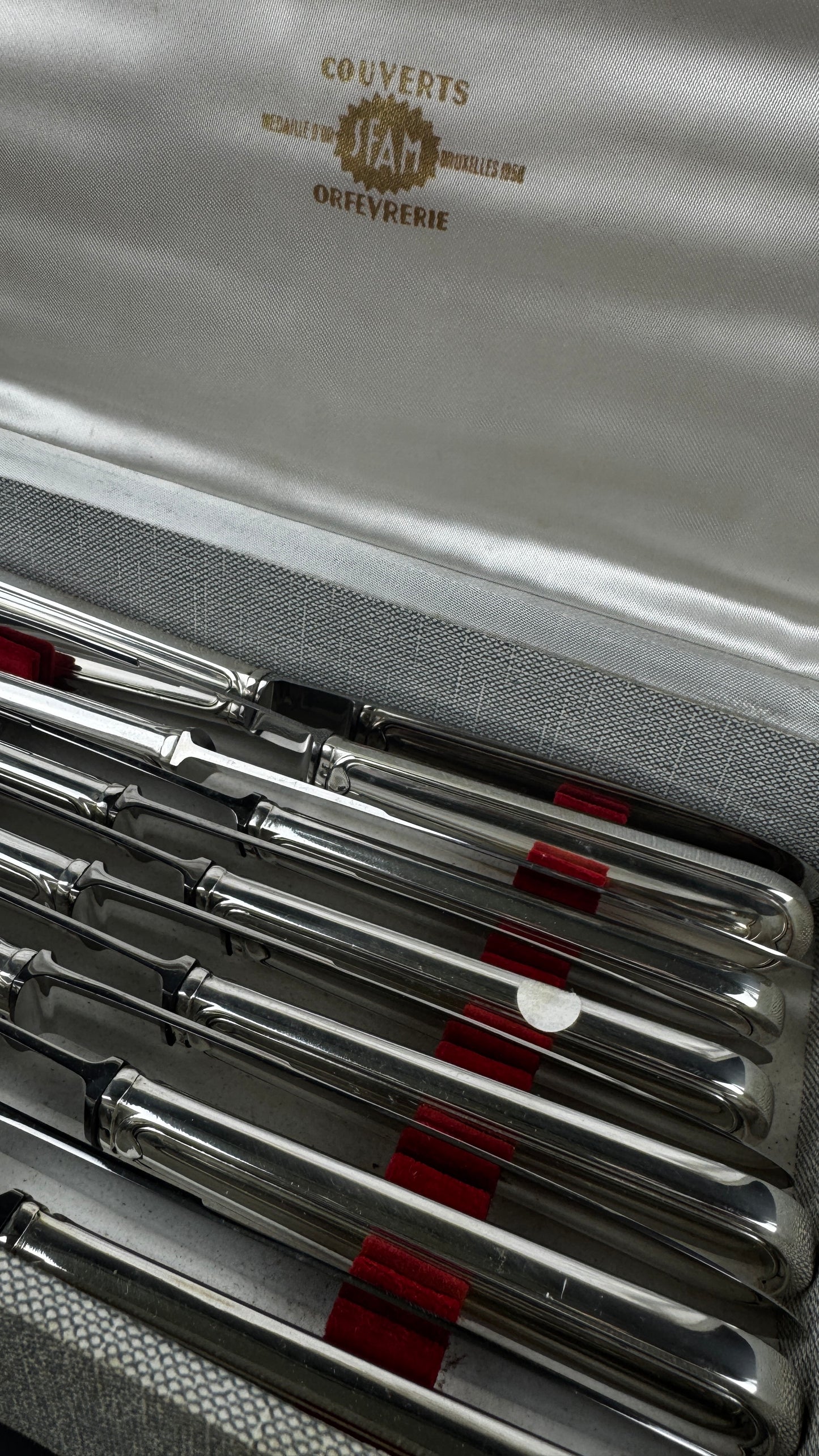 Coffret de 24 couteaux en métal argenté SFAM, modèle filet