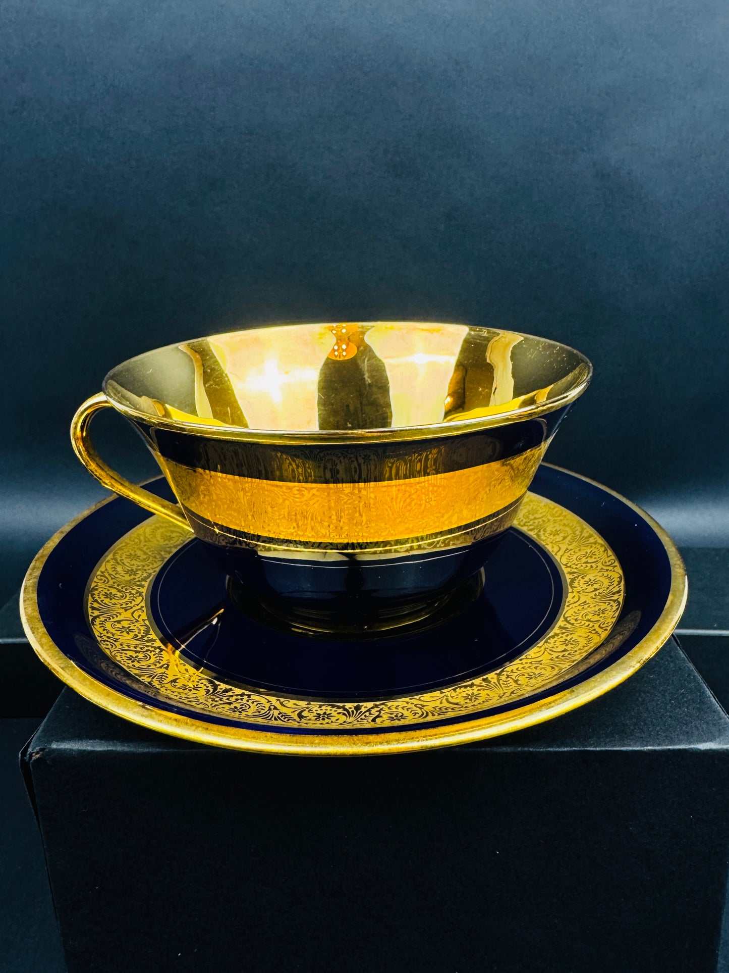 Service à café tête à tête bleu de Four et or Legle Limoges, porcelaine d’art